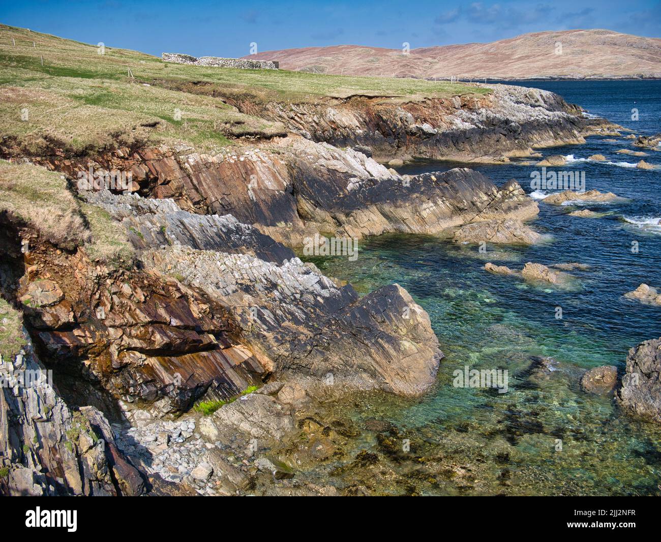Dramatic coastal cliff scenery on the Ness of Hillswick, Northmavine, in the UNESCO Global Geopark of Shetland, UK Stock Photo
