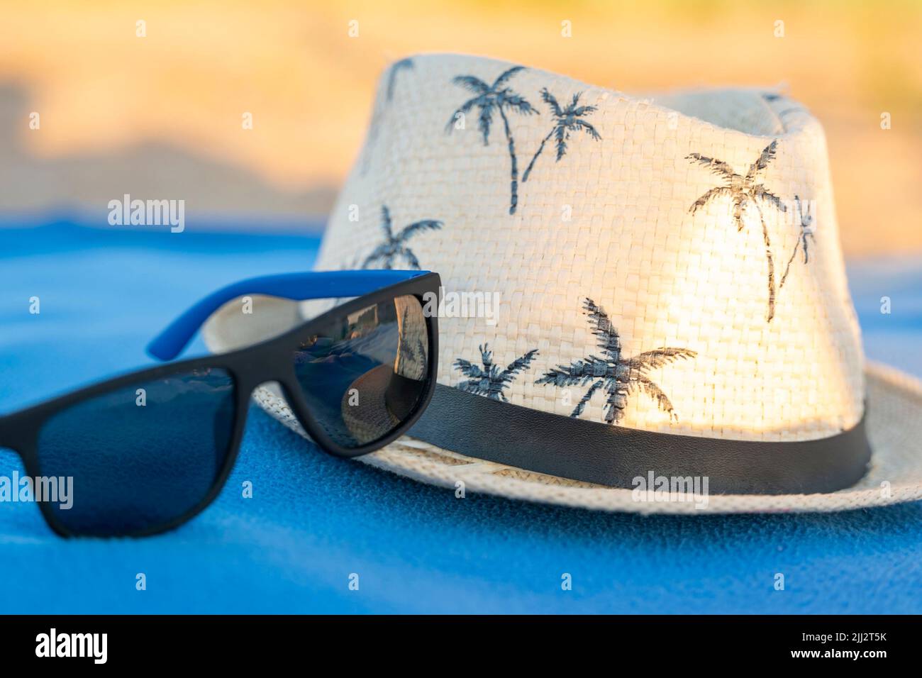 Sunbathe hat hi-res stock photography and images - Alamy