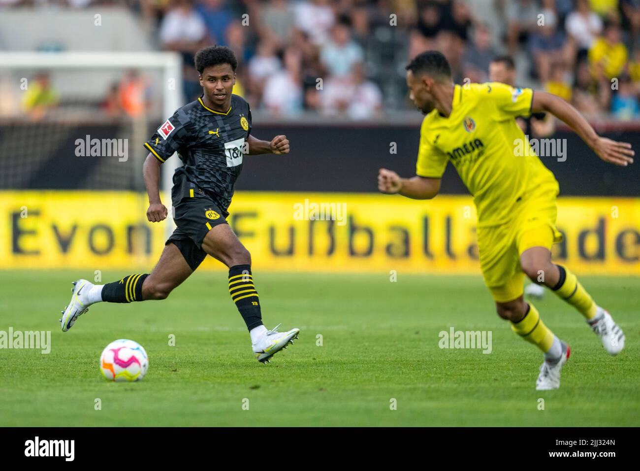 Altach, Austria. 22nd July, 2022. Soccer, Test match, Borussia Dortmund -  FC Villarreal: Dortmund's Jude Bellingham (r) shouts after a foul. Credit:  David Inderlied/dpa/Alamy Live News Stock Photo - Alamy