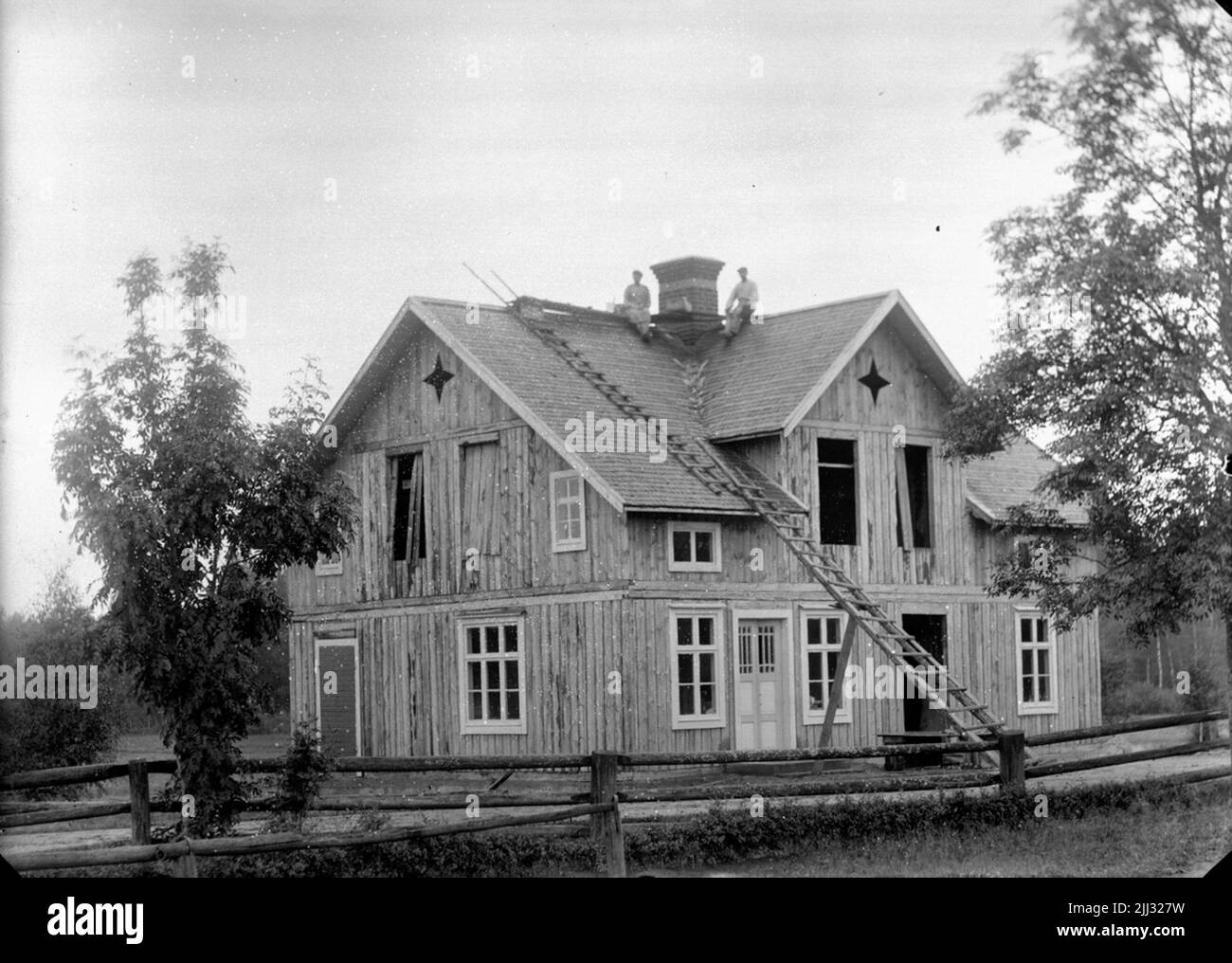 Residential buildings, two men on the roof, roof change, house