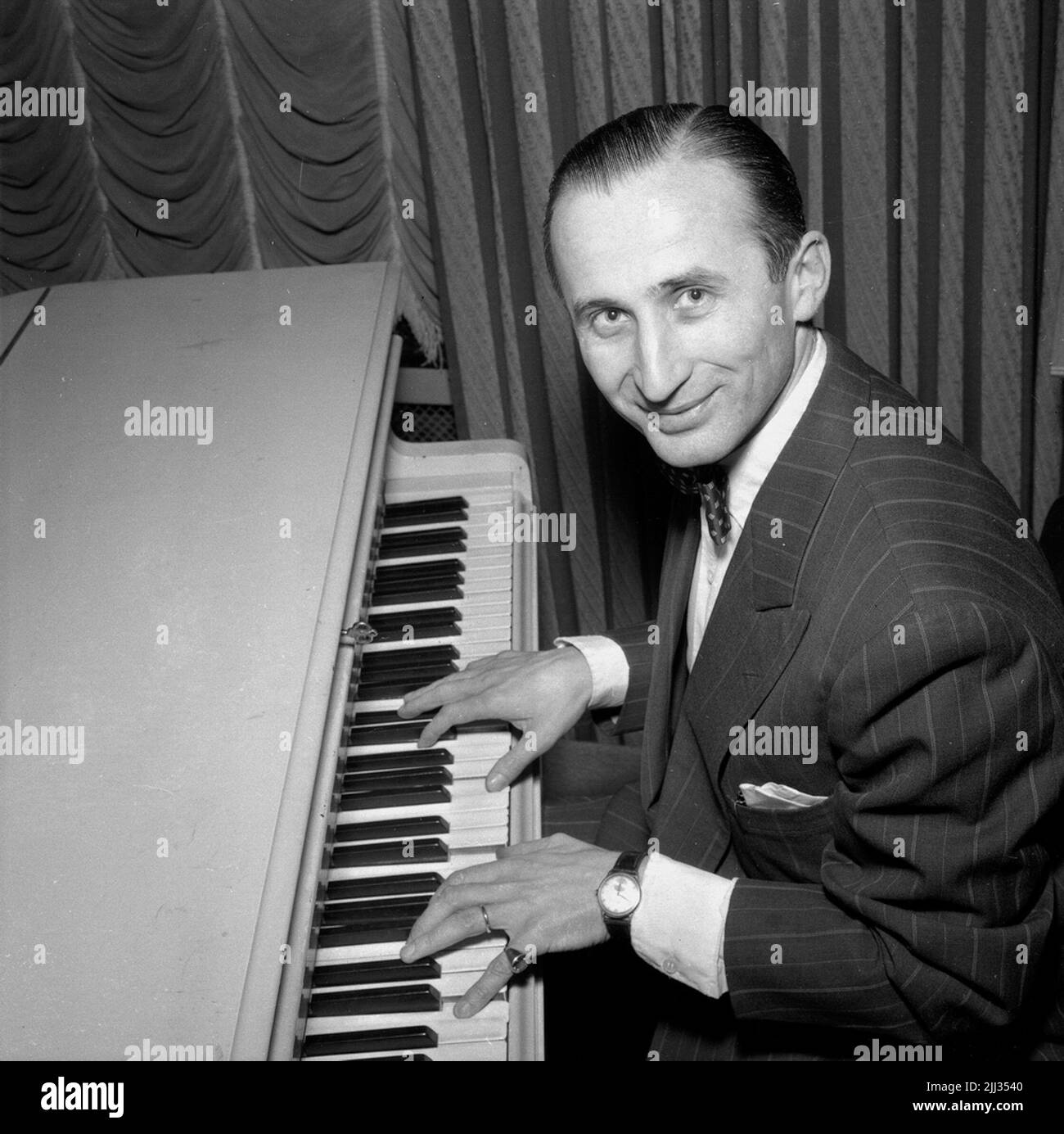World record in piano play.19 February 1955 Stock Photo Alamy