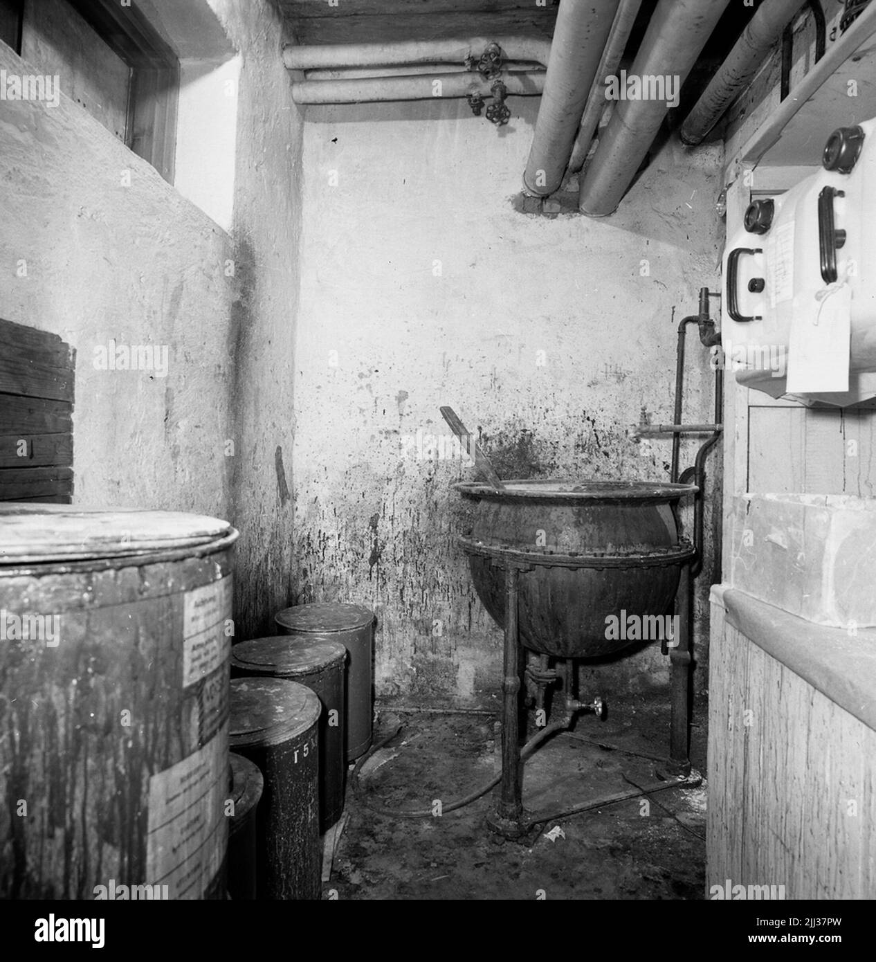 Hat production. 185/67 Manufacture of Appereteur. In a copper cauldron on legs, 100 liters of 6-degree shellac solution and then dropped on green wooden gray (e.g. in the picture). Stock Photo