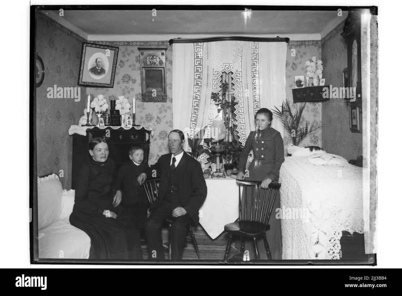 western-v-la-rebrorum-interior-family-group-4-people-pettersson