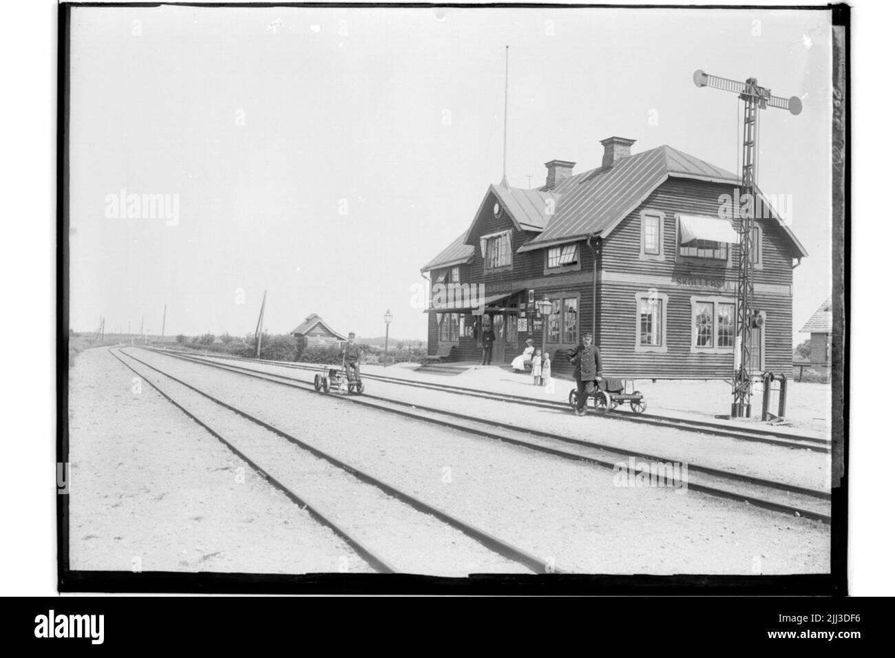 Sköllersta railway station, one and a half storey station building with broken roof. Two