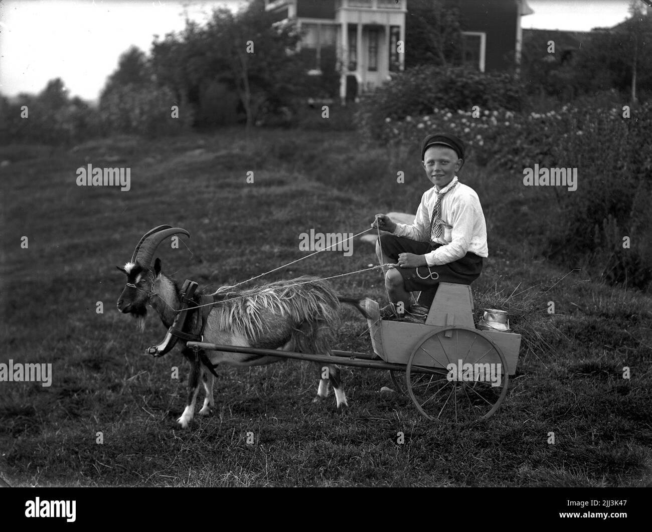 Getabock tense for two -wheeler wagon, which a boy goes on.f.d. Church ...