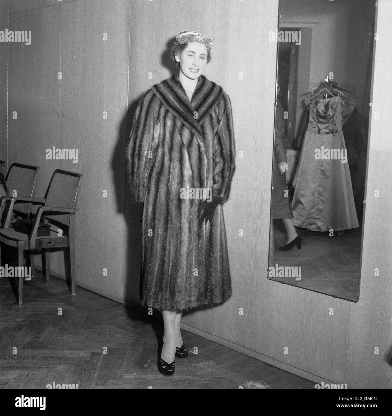 1950s fashion models Black and White Stock Photos & Images - Alamy