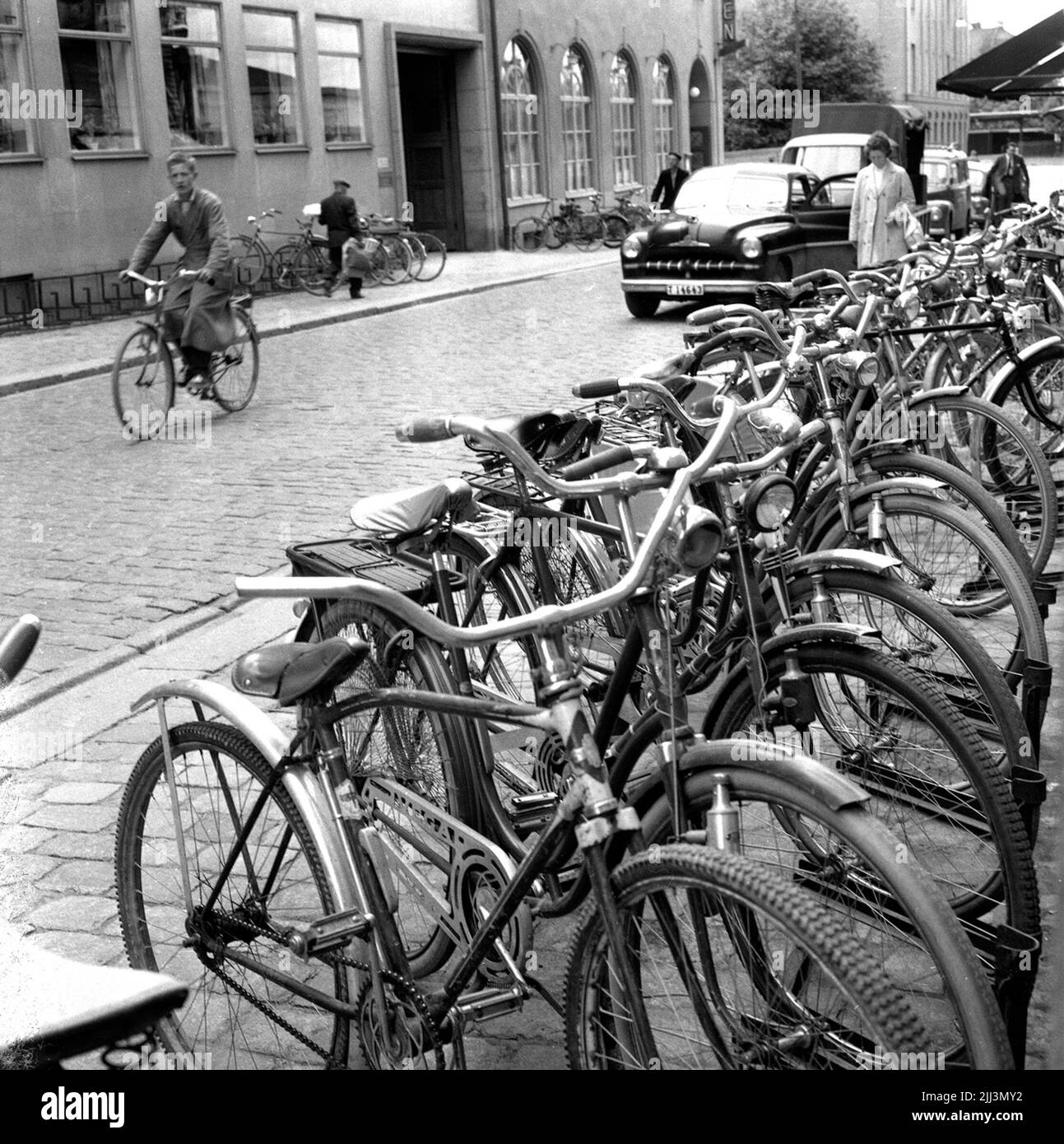 decrease demand black and white stock photos & images... Increasing demand Black and White Stock Photos & Images - Alamy