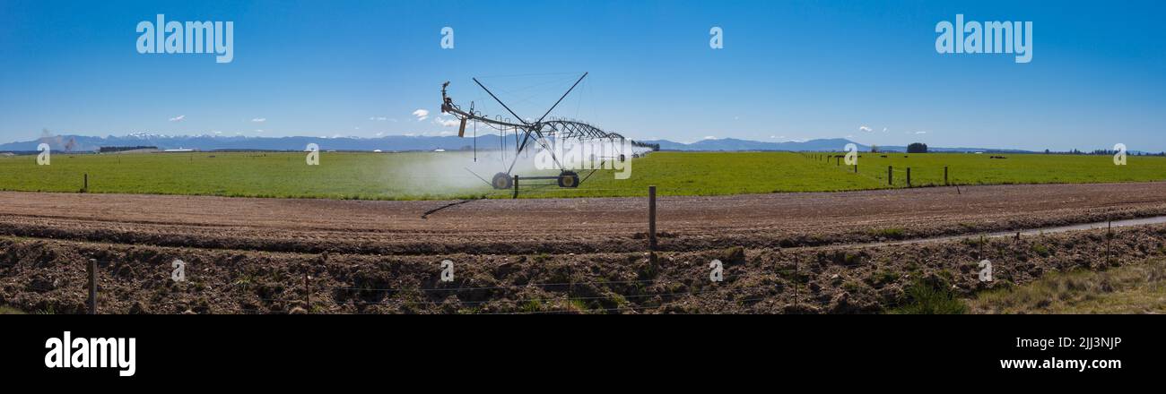 A Look at life in New Zealand: Irrigation Infrastructure, water storage dams and Cetre-pivot Irrigation. Canterbury Plains, New Zealand Stock Photo