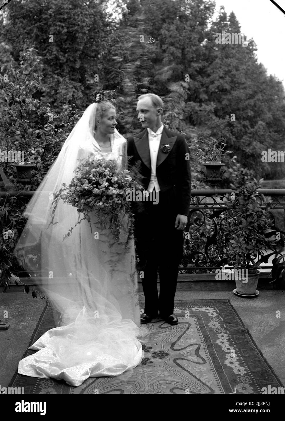 Wedding scene bridal couple Black and White Stock Photos & Images - Alamy