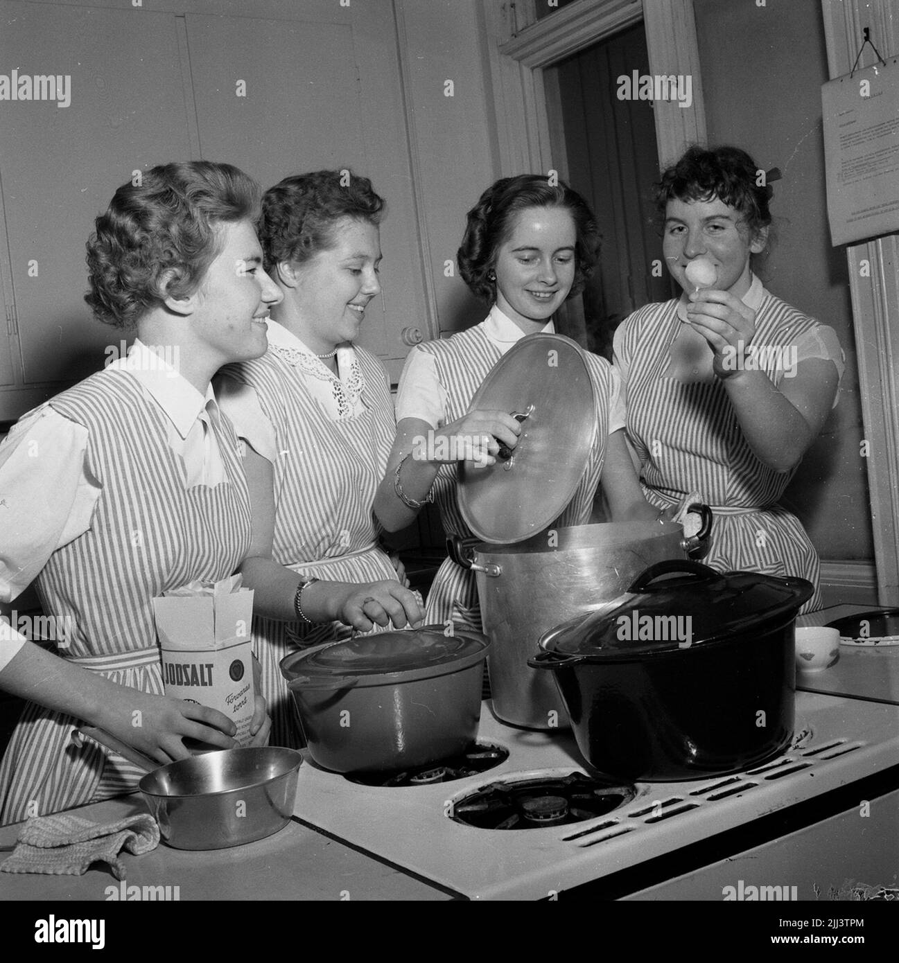 Housewifes Black and White Stock Photos & Images - Alamy