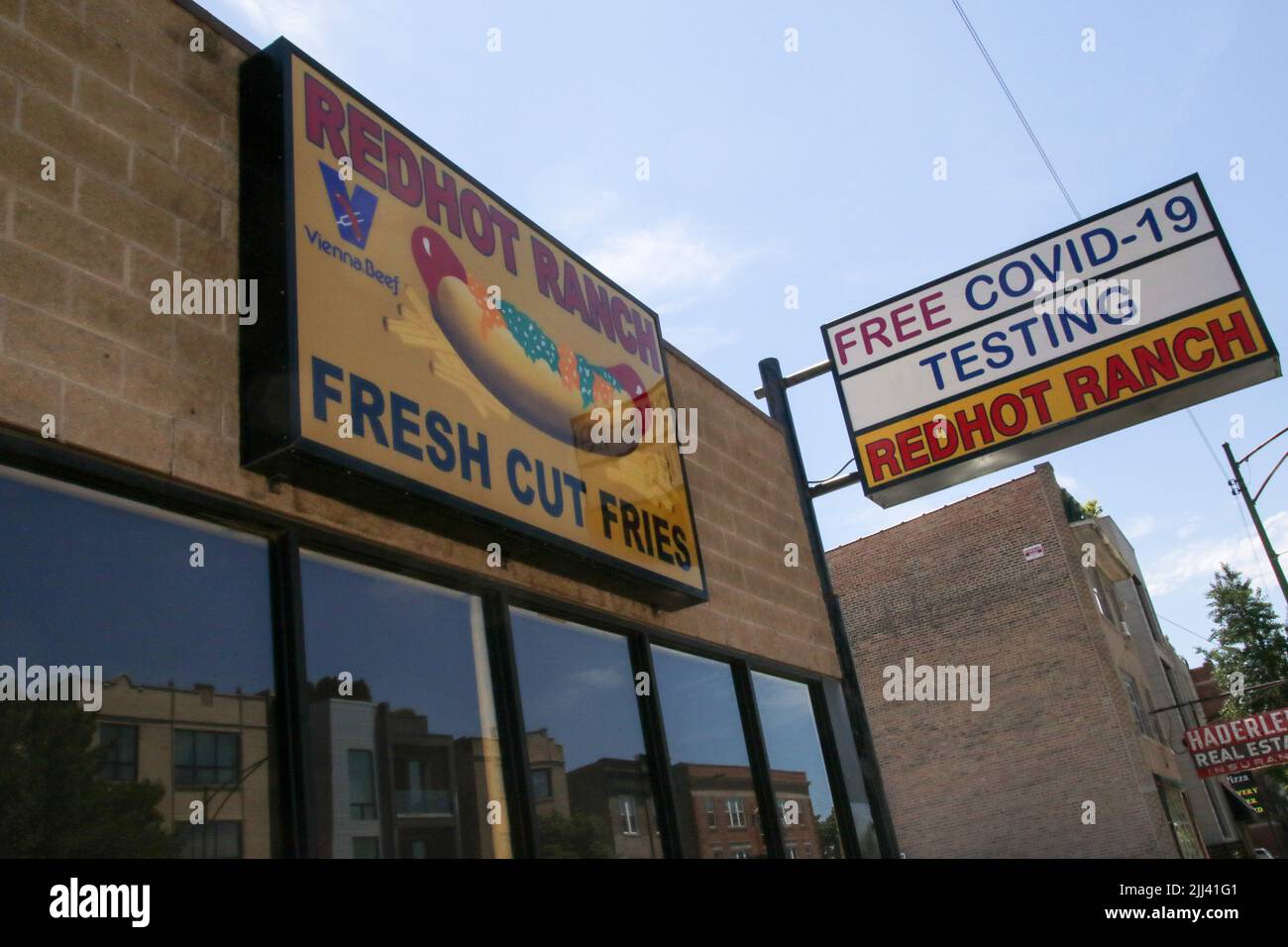 Ilinois, USA. 22nd July, 2022. A fastfood hot dog stand offers free