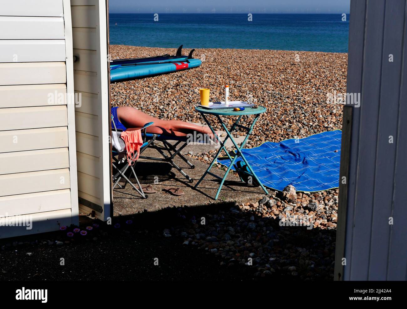 AJAXNETPHOTO. JUNE, 2021. WORTHING, ENGLAND. - BLUE SKY BLUE SEA DAY - AT THE SEASIDE, LOOKING SOUTH OVER THE ENGLISH CHANNEL.PHOTO:JONATHAN EASTLAND/AJAX REF:GX9 211209 2462 2 Stock Photo