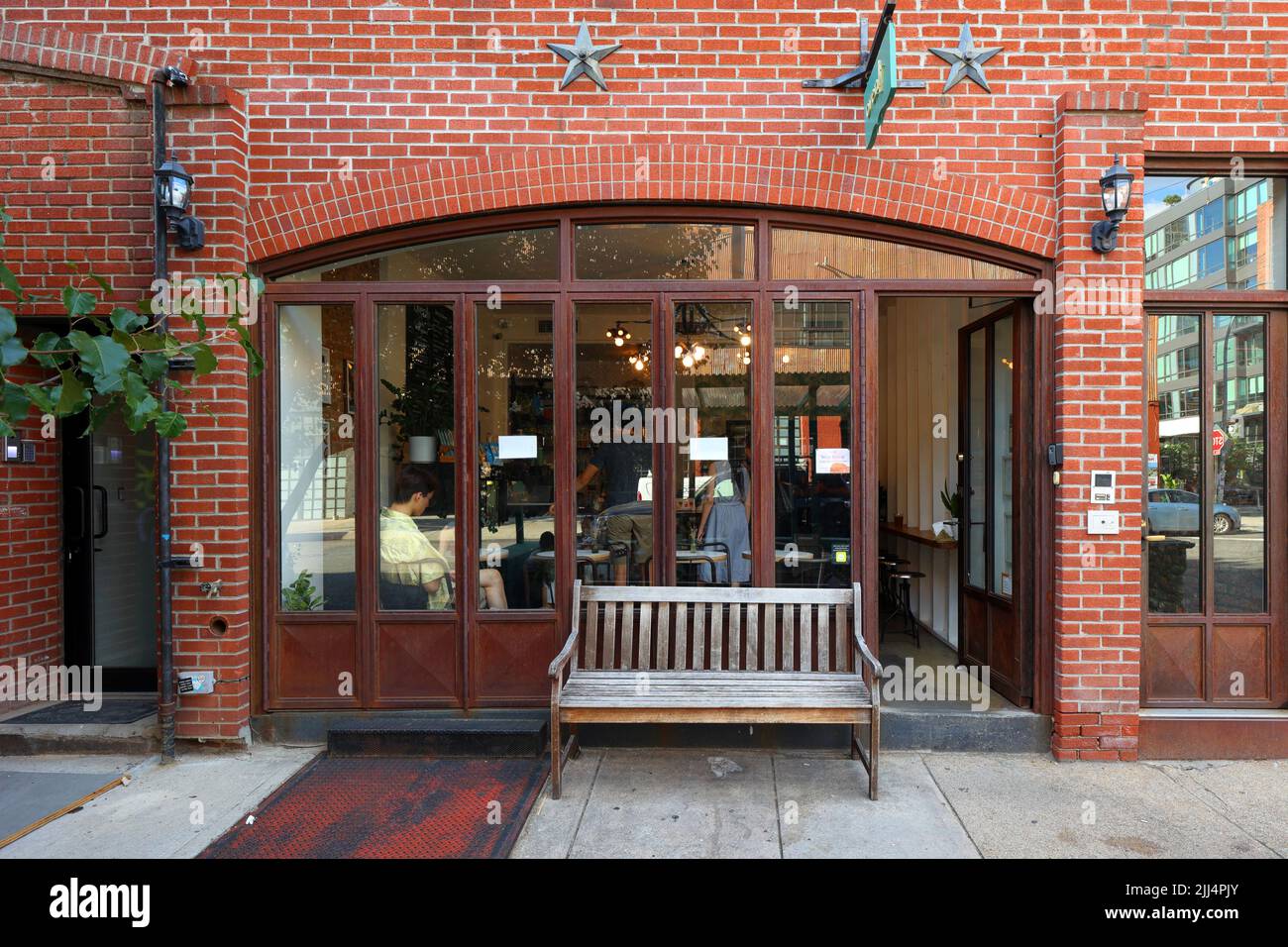 Ovenly, 31 Greenpoint Ave, Brooklyn, NY. exterior storefront of a bake shop in Greenpoint. Stock Photo