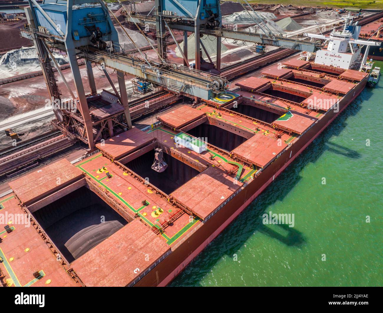 Bulk Carrier Ship Unloading Cargo by Crane at Port Stock Photo - Alamy