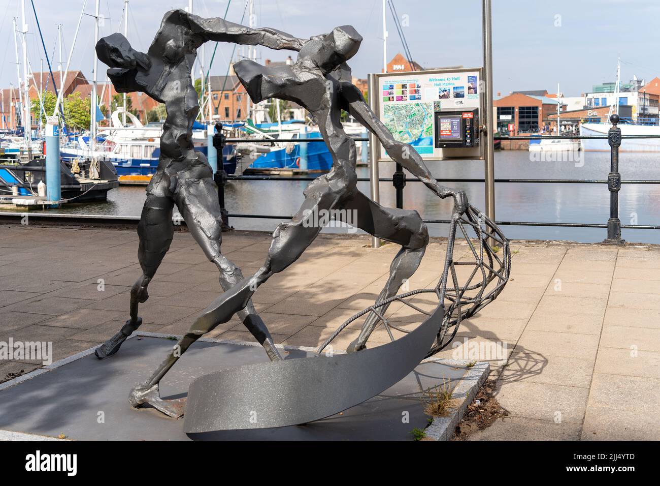 KINGSTON UPON HULL,  YORKSHIRE, UK - JULY 17: Sculpture of two fishermen catching fish with a net in Kingston upon Hull on July 17, 2022 Stock Photo