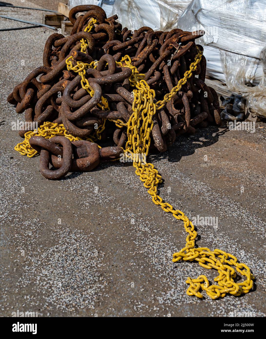 SCARBOROUGH,  NORTH YORKSHIRE, UK - JULY 18: Rusty chain in Scarborough, North Yorkshire on July 18, 2022 Stock Photo
