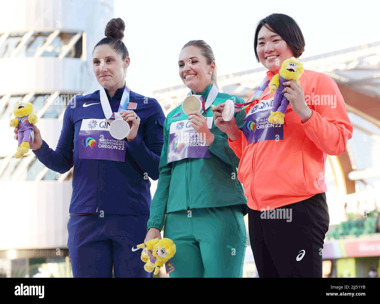 Oregon, USA. 23rd July, 2022. Australia's Kelsey-Lee Barber (C) poses with her gold medal for the women's javelin throw at the World Athletics Championships in Eugene, Oregon, on July 22, 2022, alongside silver medalist Kara Winger of the United States (L) and bronze medalist Haruka Kitaguchi of Japan. Credit: Newscom/Alamy Live News Stock Photo
