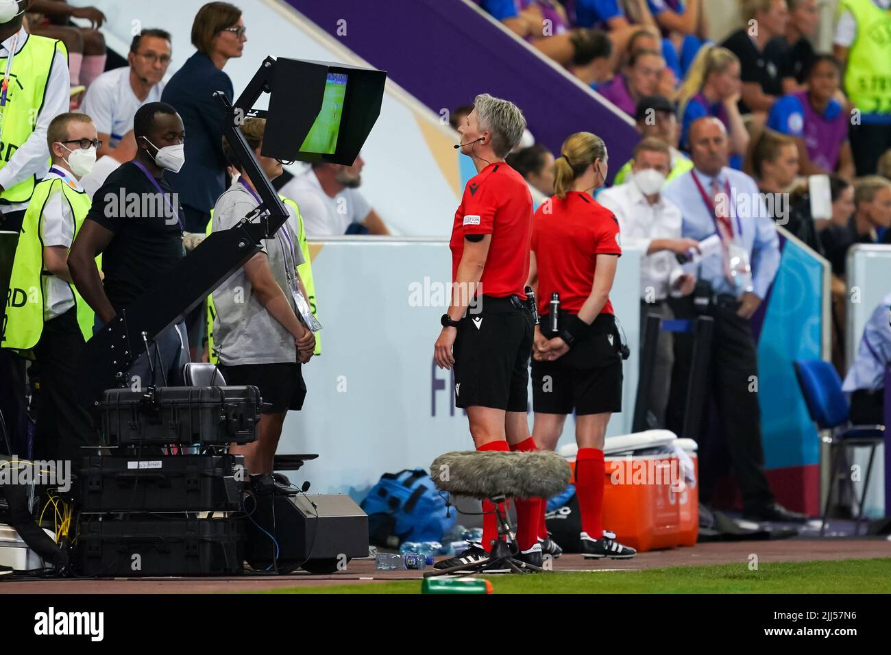 Referee Jana Adamkova (CZE) watching the screen during a VAR decision during the UEFA Womens Euro 2022 group D football match between Iceland and France at New York Stadium in Rotherham, England. (Foto: Daniela Porcelli/Sports Press Photo/C - ONE HOUR DEADLINE - ONLY ACTIVATE FTP IF IMAGES LESS THAN ONE HOUR OLD - Alamy) Stock Photo