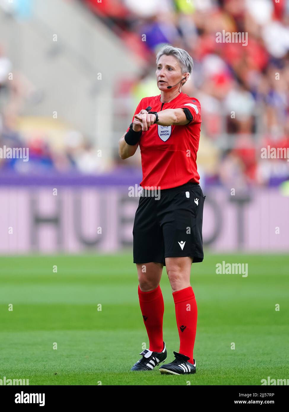 Referee Jana Adamkova (CZE) gestures during the UEFA Womens Euro 2022 group D football match between Iceland and France at New York Stadium in Rotherham, England. (Foto: Daniela Porcelli/Sports Press Photo/C - ONE HOUR DEADLINE - ONLY ACTIVATE FTP IF IMAGES LESS THAN ONE HOUR OLD - Alamy) Stock Photo
