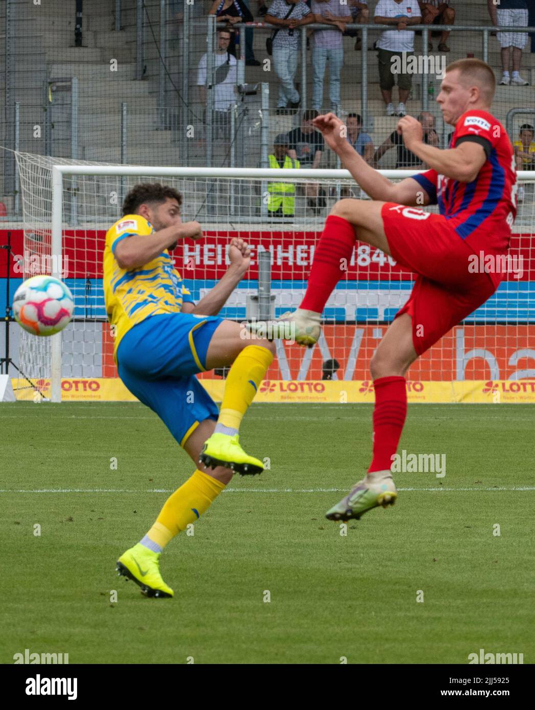 Heidenheim, Germany. 23rd July, 2022. Soccer: 2nd Bundesliga, 1. FC Heidenheim - Eintracht Braunschweig, Matchday 2, Voith Arena. Braunschweig's Fabio Kaufmann and Heidenheim's Dzenis Burnic fight for the ball. Credit: Stefan Puchner/dpa - IMPORTANT NOTE: In accordance with the requirements of the DFL Deutsche Fußball Liga and the DFB Deutscher Fußball-Bund, it is prohibited to use or have used photographs taken in the stadium and/or of the match in the form of sequence pictures and/or video-like photo series./dpa/Alamy Live News Stock Photo