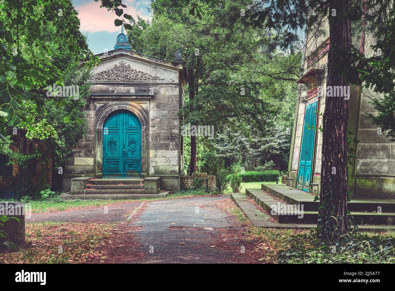 Beautiful tombs hi-res stock photography and images - Alamy