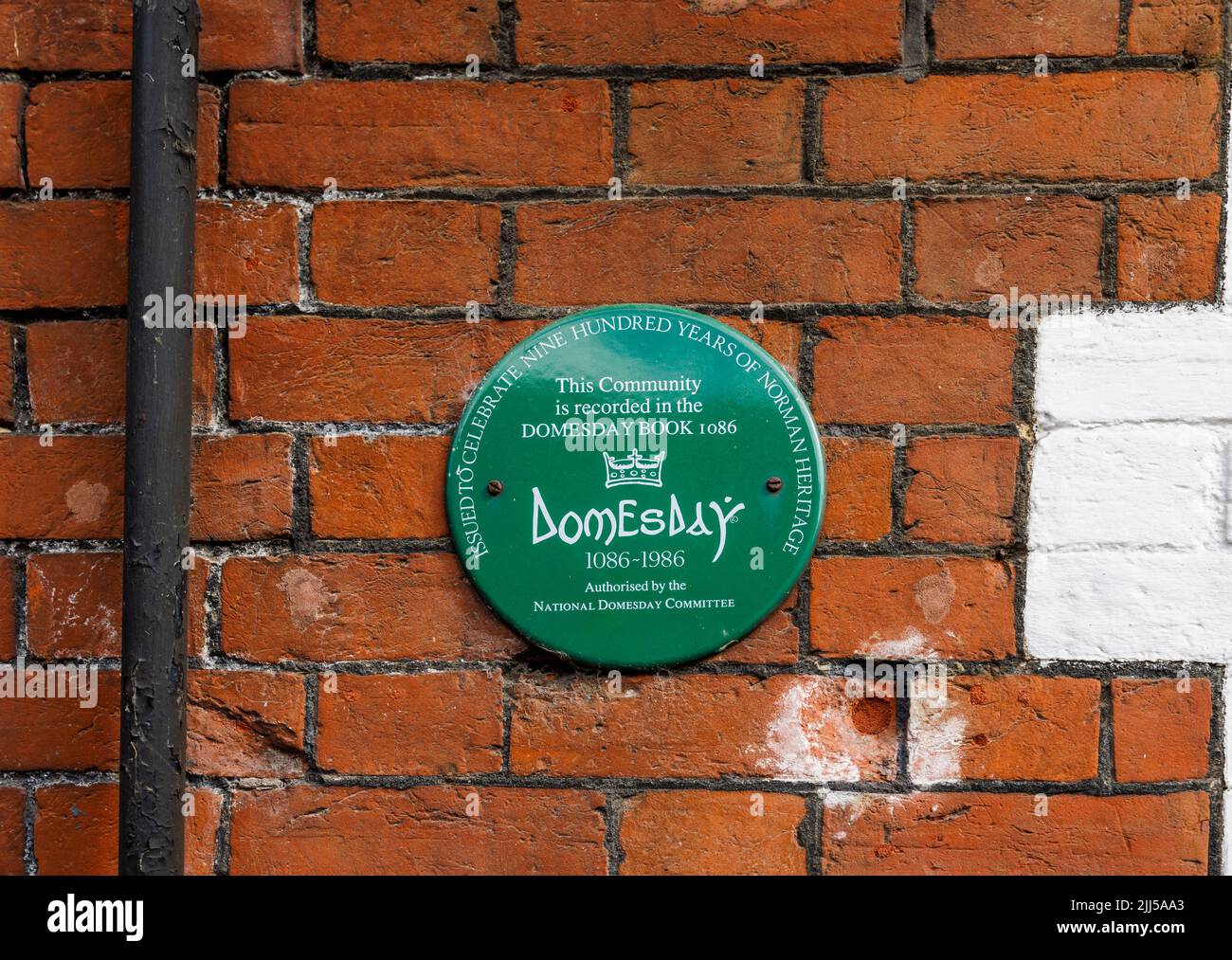 A wall-mounted plaque recording that the community was recorded in the Domesday Book in Fordingbridge, a small village in the New Forest, Hampshire Stock Photo