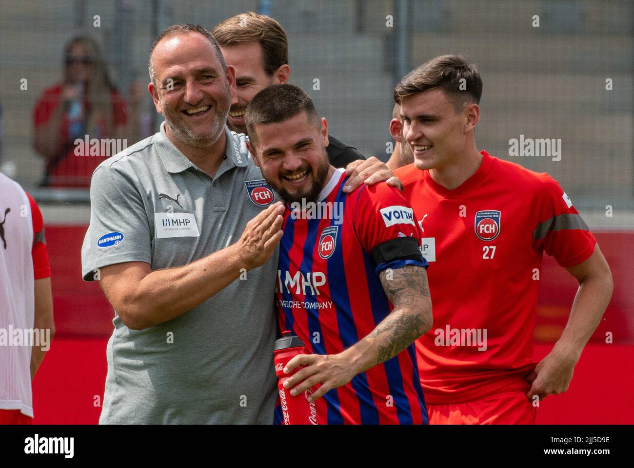 Heidenheim, Germany. 23rd July, 2022. Soccer: 2nd Bundesliga, 1st FC Heidenheim - Eintracht Braunschweig, Matchday 2, Voith Arena. Heidenheim coach Frank Schmidt (l) laughingly embraces Marnon Busch. Credit: Stefan Puchner/dpa - IMPORTANT NOTE: In accordance with the requirements of the DFL Deutsche Fußball Liga and the DFB Deutscher Fußball-Bund, it is prohibited to use or have used photographs taken in the stadium and/or of the match in the form of sequence pictures and/or video-like photo series./dpa/Alamy Live News Stock Photo