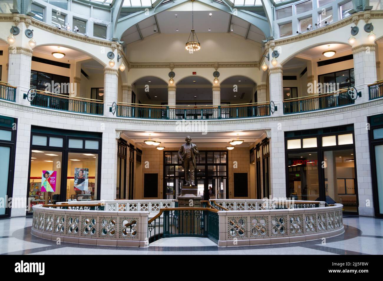 Inside grand avenue mall milwaukee hi-res stock photography and images -  Alamy