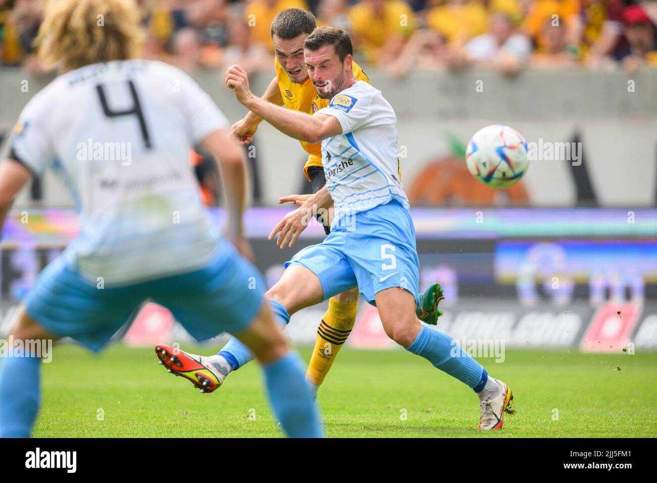 Dresden, Germany. 15th Nov, 2020. Football: 3rd division, SG Dynamo Dresden  - TSV 1860 Munich, 10th matchday, at the Rudolf-Harbig-Stadium Dynamos  Marvin Stefaniak (r) against Munich's Quirin Moll. Credit: Robert  Michael/dpa-Zentralbild/ZB/dpa/Alamy Live