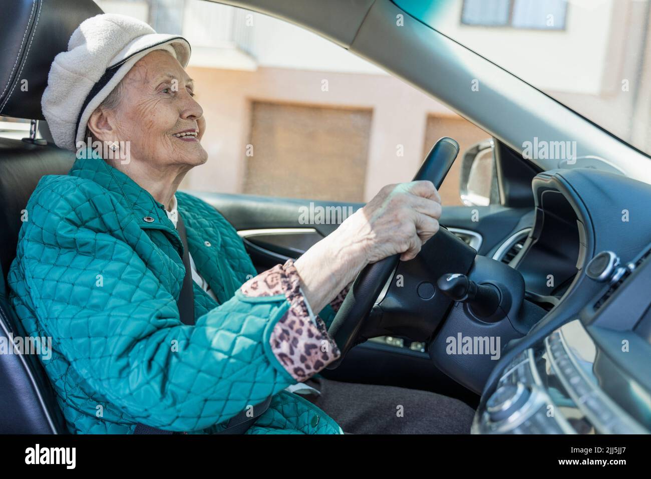 Senior citizen driving car hi-res stock photography and images - Alamy