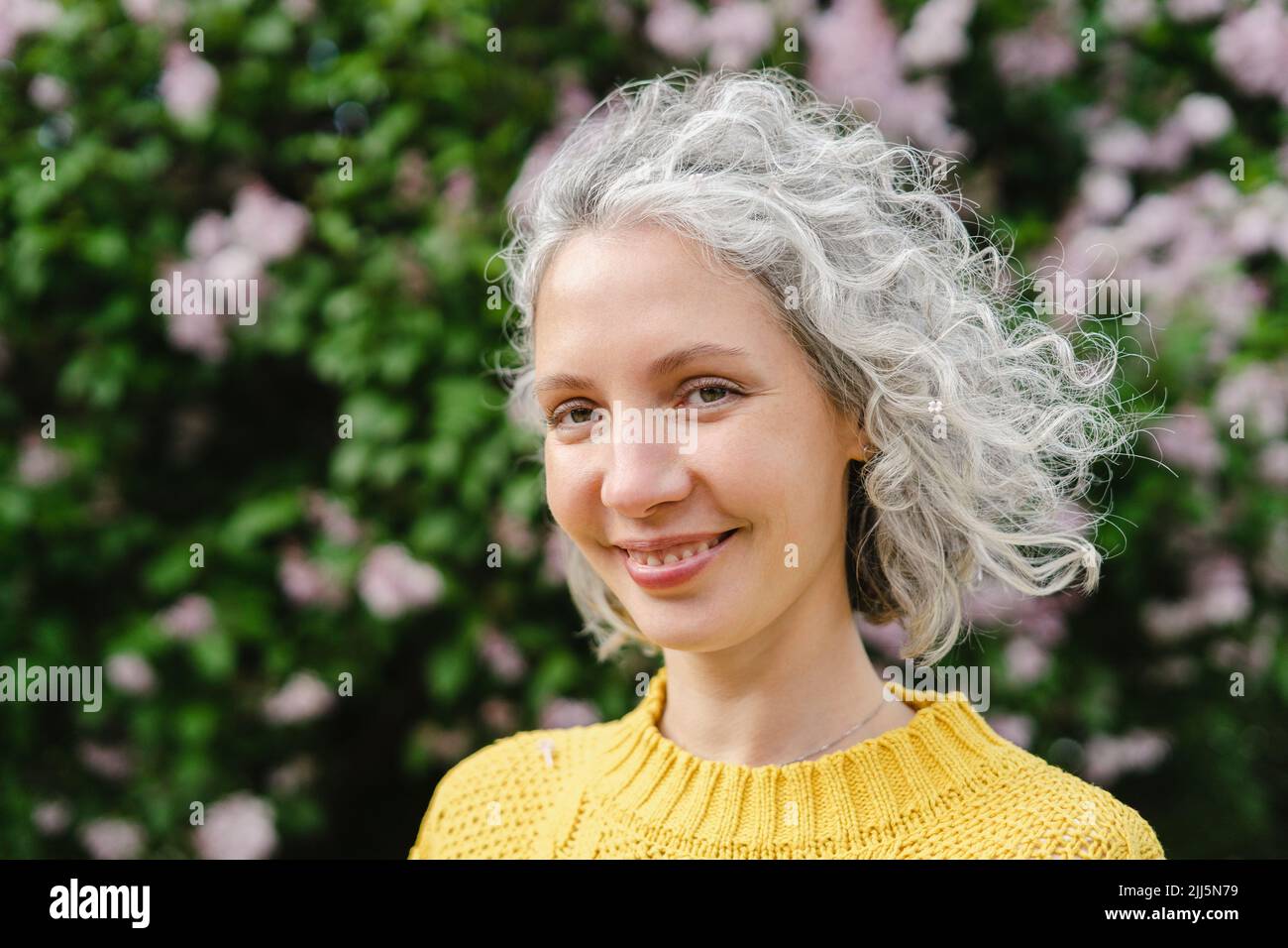 Woman in 30s with grey hair hi-res stock photography and images - Alamy