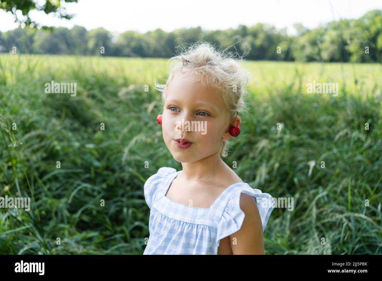 Smiling girl wearing jewelry hi-res stock photography and images - Alamy