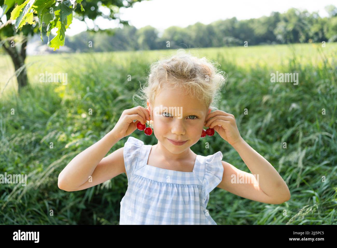 Smiling girl wearing jewelry hi-res stock photography and images - Alamy