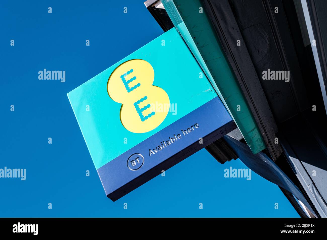 Dorking Surrey Hills UK, July 08 2022, EE Mobile Phone Shop Sign Or Logo With No People Stock