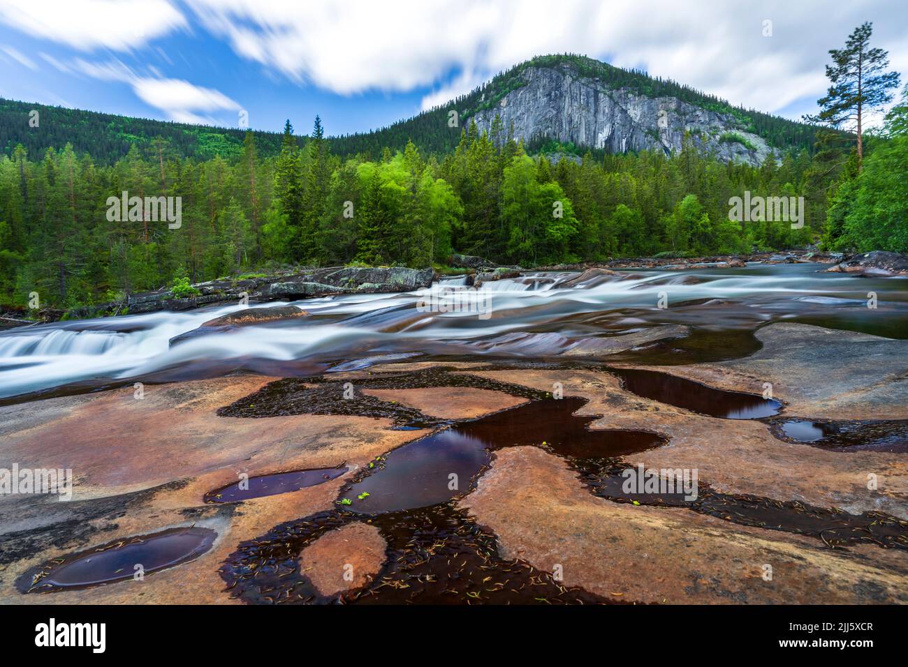 Norway, Vestfold og Telemark, Tessungdalen, Long exposure of river ...