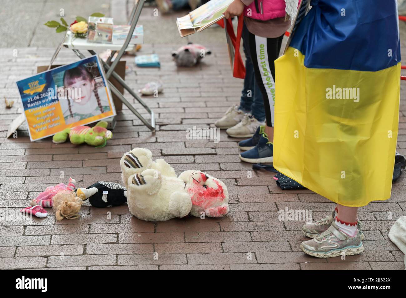 GERMANY, Hamburg, action against Putins war in Ukraine and for the suffering ukrainian children in the war / DEUTSCHLAND, Hamburg, Fußgängerzone Ottensen, Aktion gegen Putins Krieg in der Ukraine und für die leidenden ukrainischen Kinder im Krieg Stock Photo