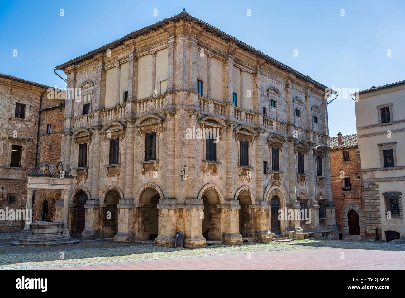 Palazzo Nobili-Tarugi and the Renaissance well on Piazza Grande, the main square in the hilltop town of Montepulciano in Tuscany, Italy Stock Photo