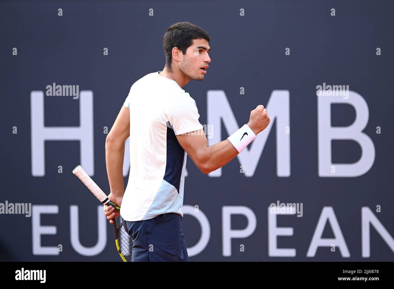 Hamburg, Germany. 23rd July, 2022. Tennis: ATP Tour, Singles, Men,  Semifinals: Alcaraz (Spain) - Molcan (Slovakia). Carlos Alcaraz cheers.  Credit: Daniel Bockwoldt/dpa/Alamy Live News Stock Photo - Alamy