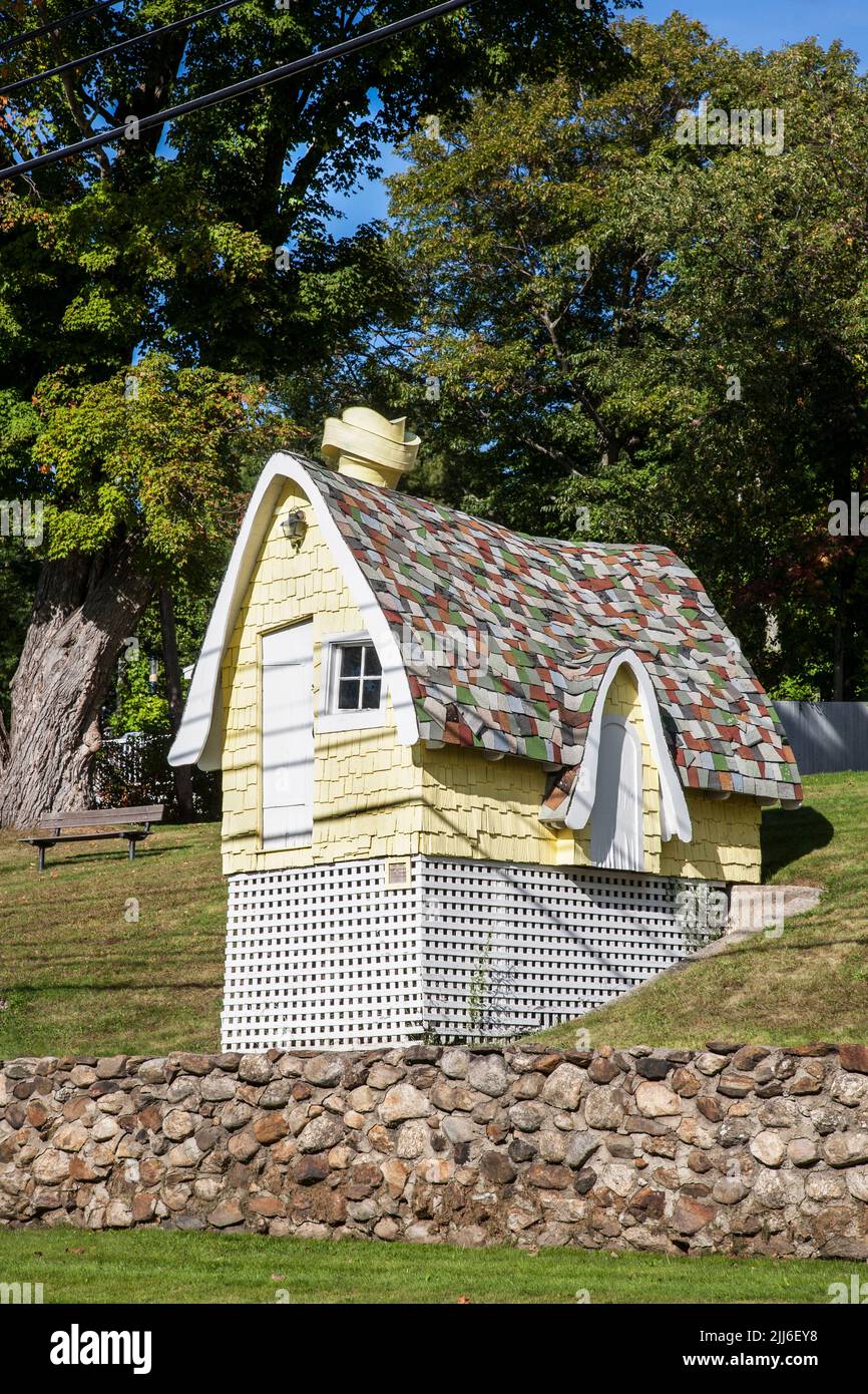 Little yellow crooked doll house, nursery rhymes, Laconia, New Hampshire, NH  VT, USA US New England play house fairy garden Stock Photo - Alamy