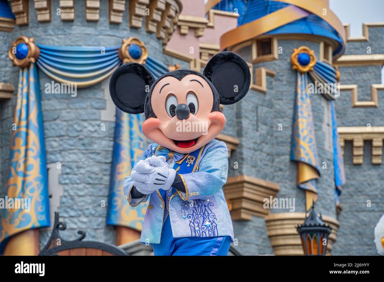 What characters in disney's magic kingdom get golden trophies nepalreqop