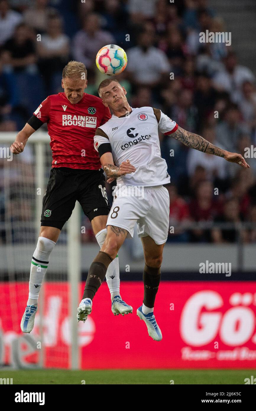 Hanover, Germany. 23rd July, 2022. Soccer: 2nd Bundesliga, Hannover 96 - FC St. Pauli, Matchday 2, Heinz von Heiden Arena. Hanover's Havard Nielsen (l) plays against St. Pauli's Eric Smith. Credit: Swen Pförtner/dpa - IMPORTANT NOTE: In accordance with the requirements of the DFL Deutsche Fußball Liga and the DFB Deutscher Fußball-Bund, it is prohibited to use or have used photographs taken in the stadium and/or of the match in the form of sequence pictures and/or video-like photo series./dpa/Alamy Live News Stock Photo