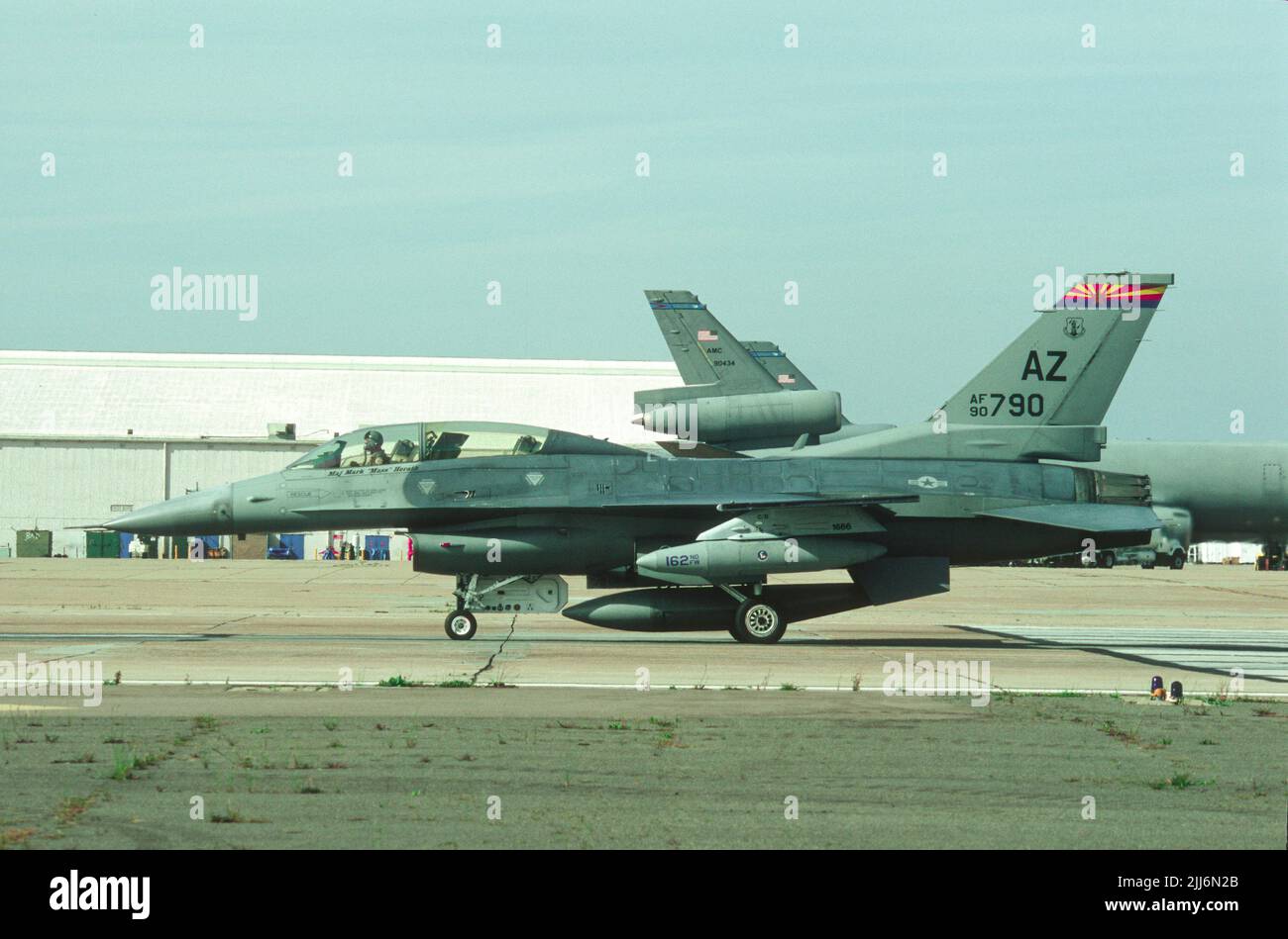 General Dynamics F-16 Fighting Falcon front the AZ ANG taxis at MCAS Miramar in San Diego, California Stock Photo