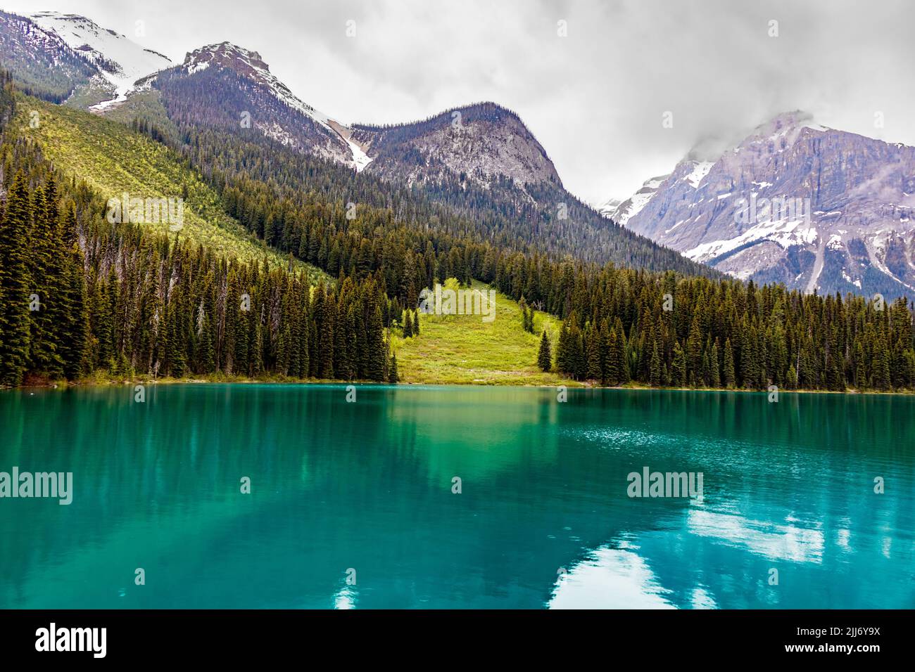 A scenic view of the Lake Louise (Alberta) at the foot of the mountains ...