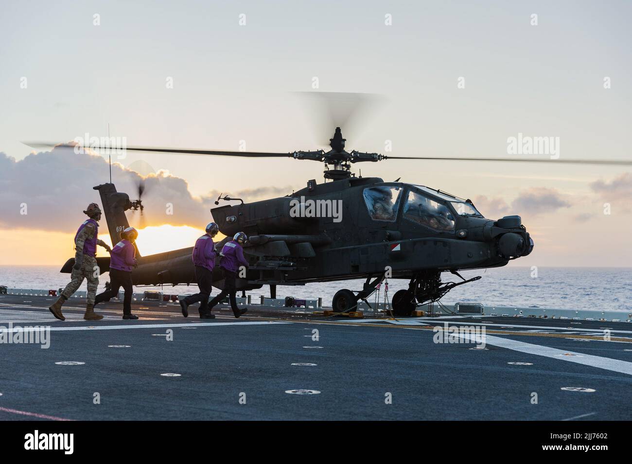 220715-A-JW340-1081   PACIFIC OCEAN (July 15, 2022) A AH-64D Apache helicopter, attached to the 25th Combat Aviation Brigade, completes deck landing qualification (DLQ) training aboard Wasp-class amphibious assault ship USS Essex (LHD 2) during Rim of the Pacific (RIMPAC) 2022. Twenty-six nations, 38 ships, three submarines, more than 170 aircraft and 25,000 personnel are participating in RIMPAC from June 29 to Aug. 4 in and around the Hawaiian Islands and Southern California. The world’s largest international maritime exercise, RIMPAC provides a unique training opportunity while fostering and Stock Photo