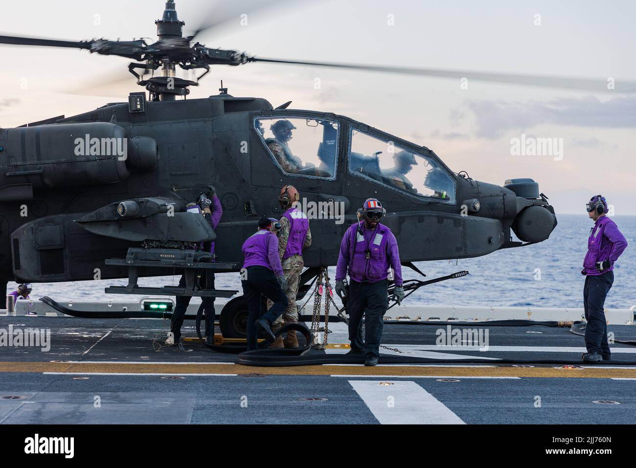 220715-A-JW340-1082   PACIFIC OCEAN (July 15, 2022) An AH-64D Apache helicopter, attached to the 25th Combat Aviation Brigade, completes deck landing qualification (DLQ) training aboard Wasp-class amphibious assault ship USS Essex (LHD 2) during Rim of the Pacific (RIMPAC) 2022. Twenty-six nations, 38 ships, three submarines, more than 170 aircraft and 25,000 personnel are participating in RIMPAC from June 29 to Aug. 4 in and around the Hawaiian Islands and Southern California. The world’s largest international maritime exercise, RIMPAC provides a unique training opportunity while fostering an Stock Photo