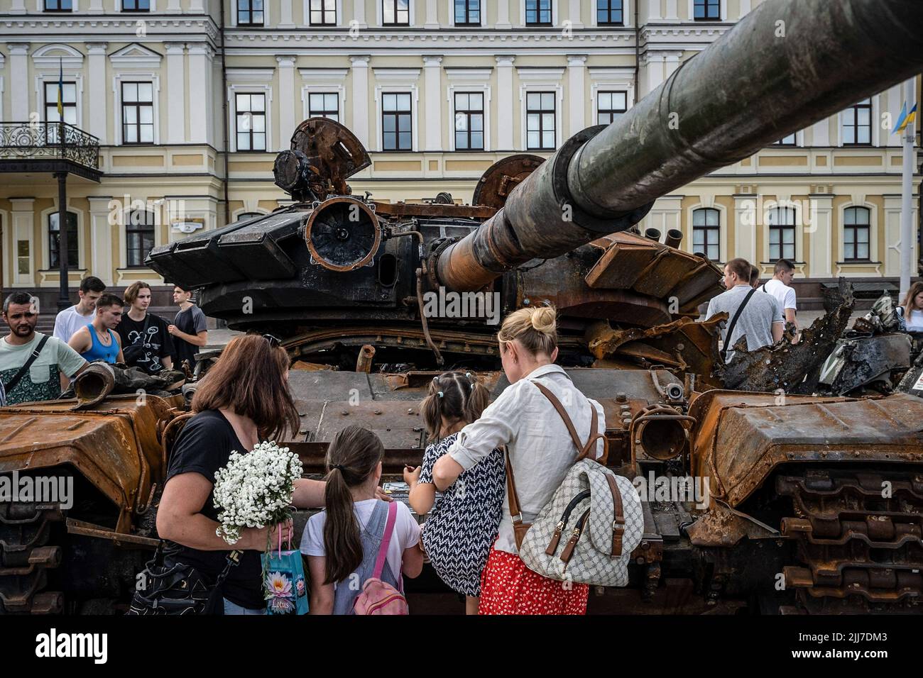 Kyiv, Ukraine. 26th June, 2022. Mothers with their children observed a destroyed Russian T-72 tank in Kyiv. Ukraine's capital, Kyiv holds a war exhibition 'Ukrainian War of Independence-2022' showcasing Russian damaged weapons and remains to the citizens as a reminder of the war that started back in 2014 when Russian-controlled separatists annexed Crimea, as the war continues to prolong in the country, nearly 5 months after the full-scale invasion of Russia in Ukraine. Credit: SOPA Images Limited/Alamy Live News Stock Photo