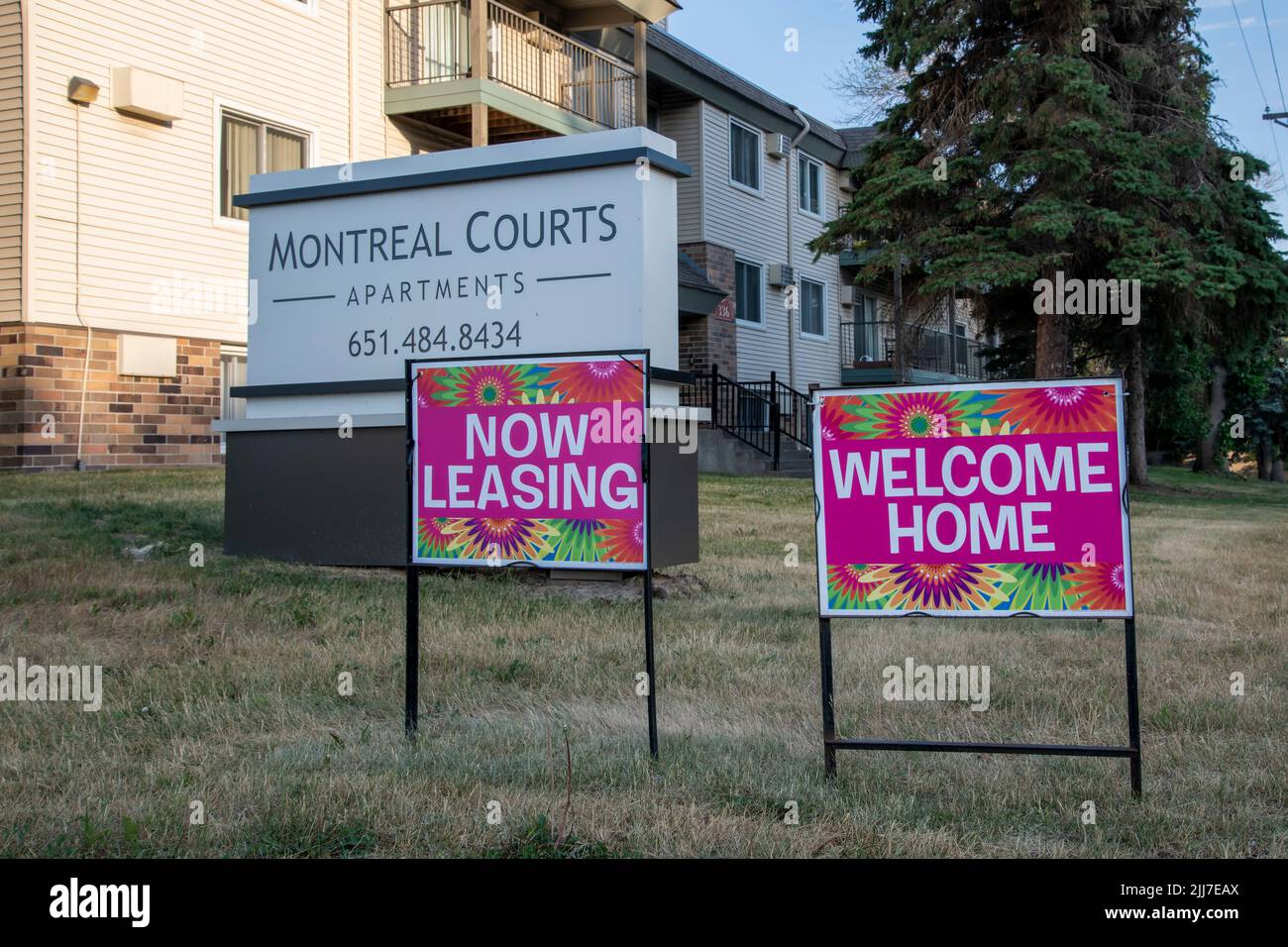 Little Canada, Minnesota. Welcome home and now leasing sign at apartment building Stock Photo