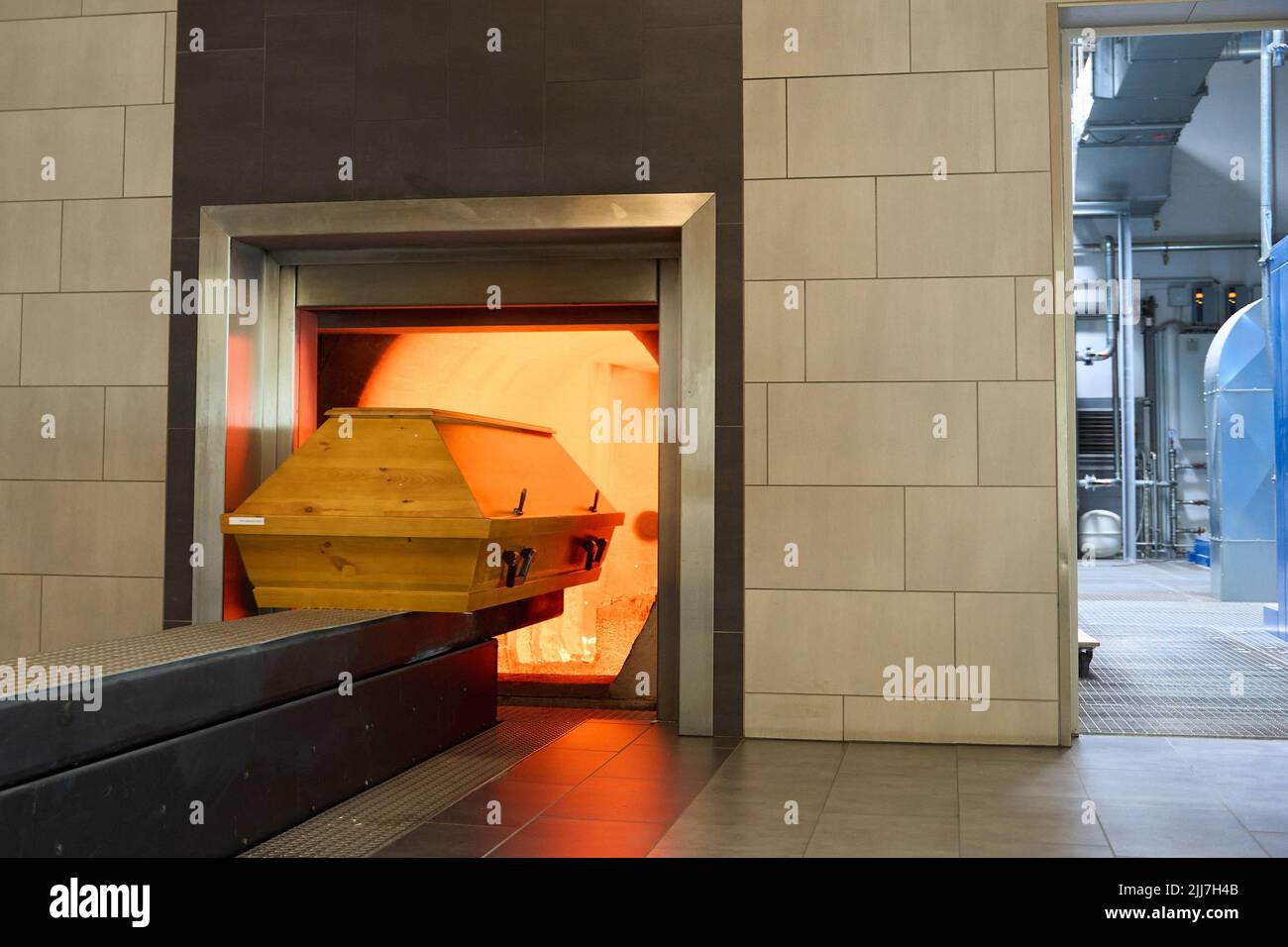Dachsenhausen, Germany. 21st July, 2022. A coffin enters the combustion chamber at the crematorium in Dachsenhausen near Koblenz. Gas prices are forcing crematoria to change their operating procedures. (to dpa 'Crematoria plan changed procedures due to rising gas prices') Credit: Thomas Frey/dpa/Alamy Live News Stock Photo