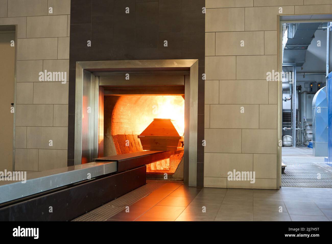 Dachsenhausen, Germany. 21st July, 2022. A coffin enters the combustion chamber at the crematorium in Dachsenhausen near Koblenz. Gas prices are forcing crematoria to change their operating procedures. (to dpa 'Crematoria plan changed procedures due to rising gas prices') Credit: Thomas Frey/dpa/Alamy Live News Stock Photo