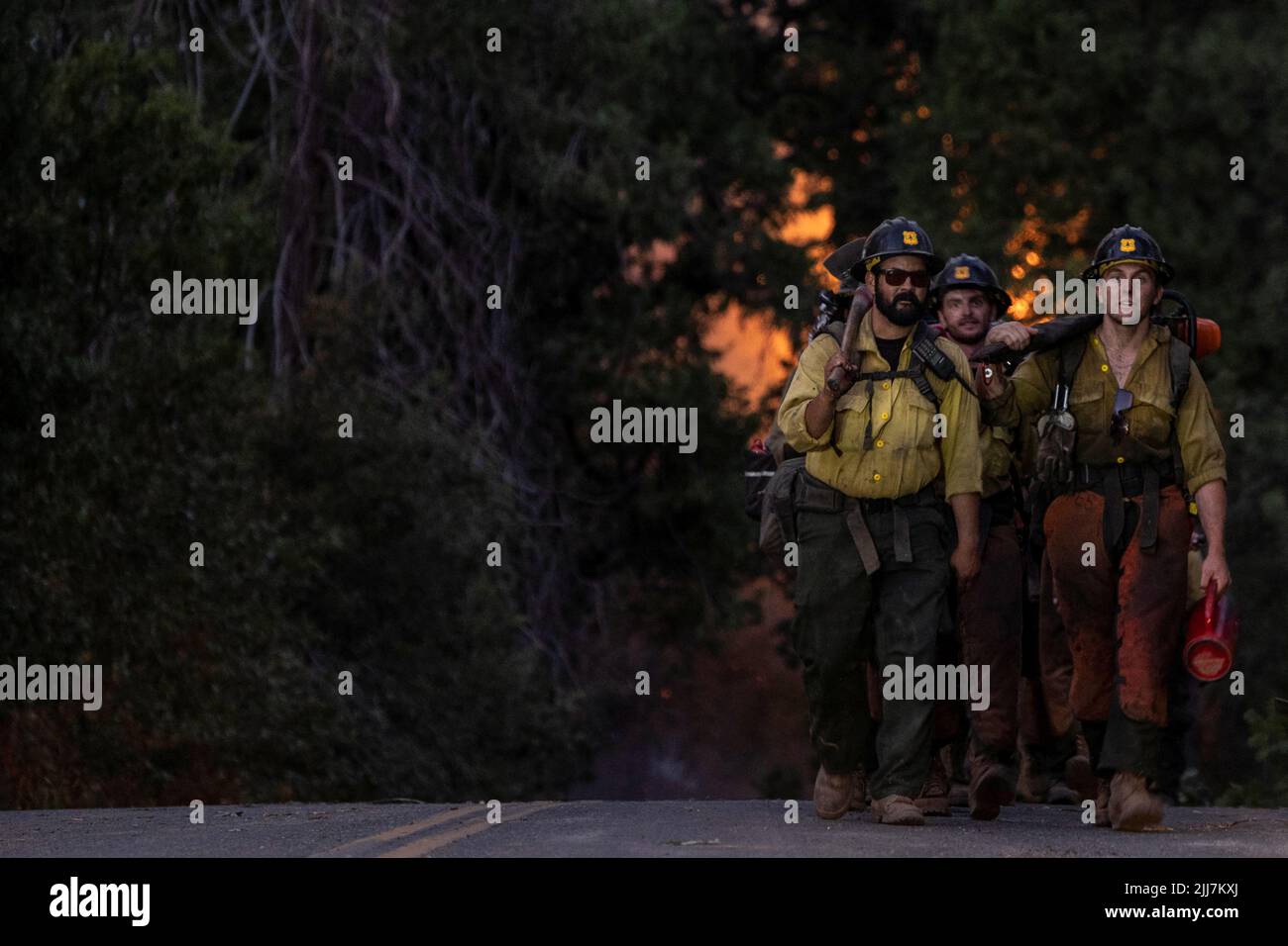 Firefighters take a break while they work to extinguish the Oak Fire as it burns near Darrah in Mariposa County, California, U.S. July 23, 2022. REUTERS/Carlos Barria Stock Photo
